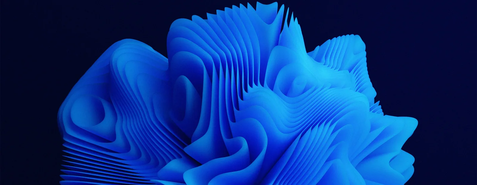 Rendu 3D abstrait d’une forme bleu vif faite de fines couches ondulées et superposées, sur fond bleu nuit